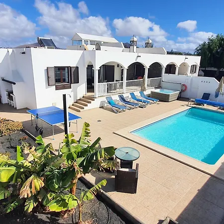 Alberto Private Heated Pool, Jacuzzi, Sea Views Playa Blanca